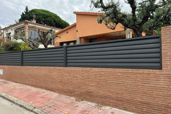 Vallados de aluminio soldado: seguridad, diseño y cero mantenimiento