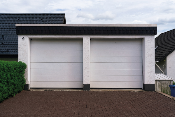 Puerta basculante o seccional: cuál es mejor para tu garaje