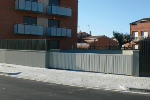 Puertas para comunidades: mejoras tras el verano